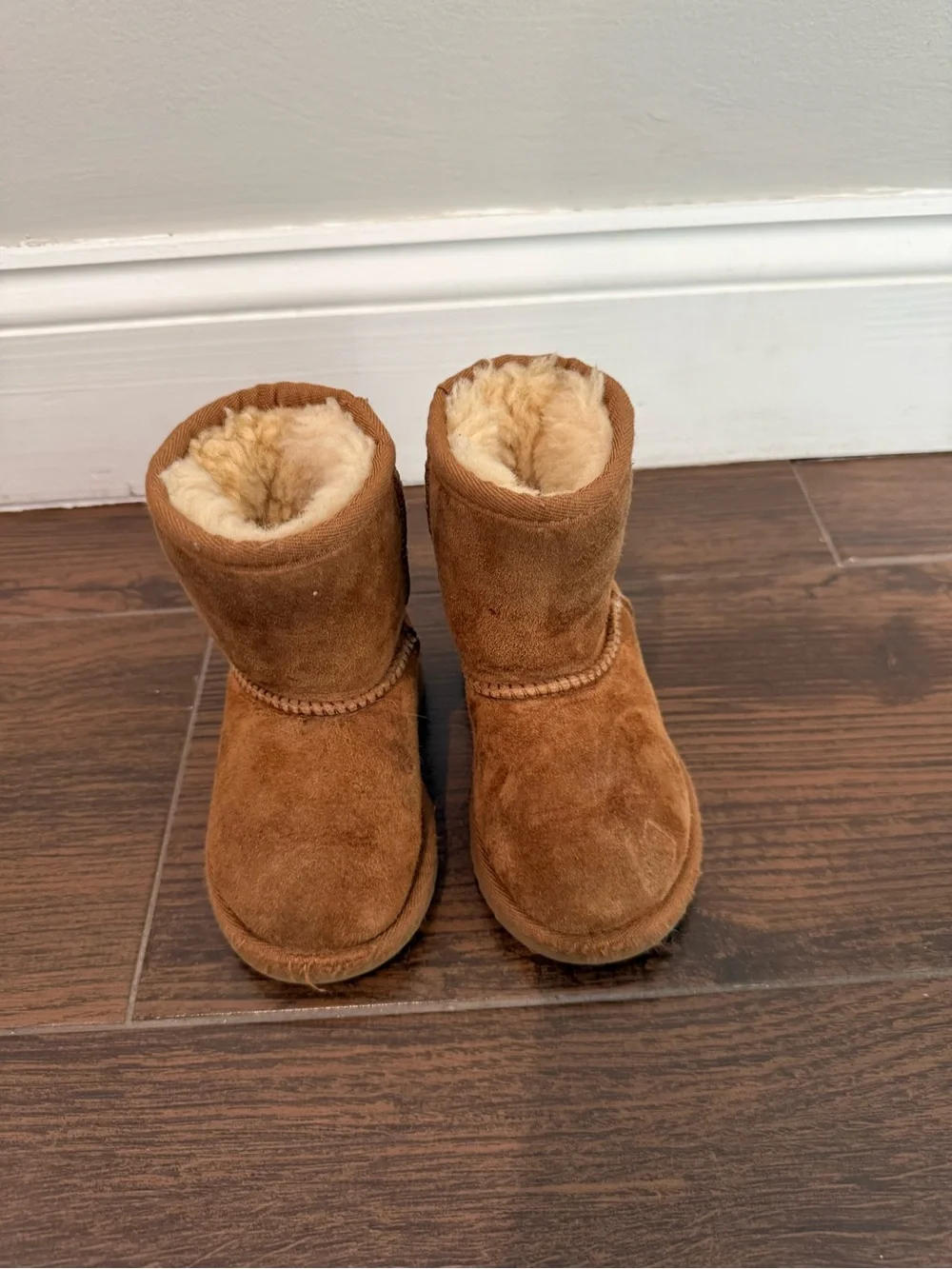 UGG Kids Short Suede Shearling Boots - Chestnut Brown size 6 EUC